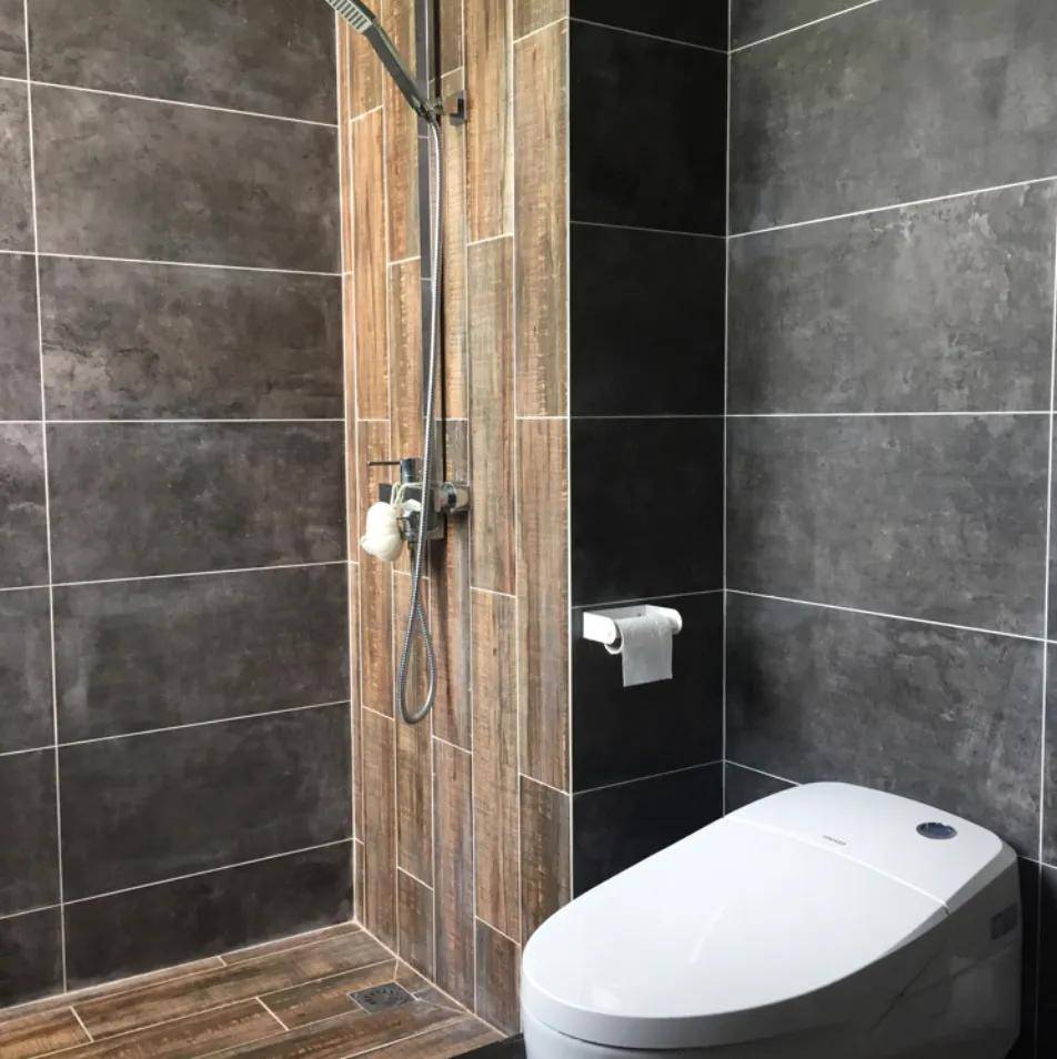 卫生间铺灰色砖,竟然可以有这么多玩法!