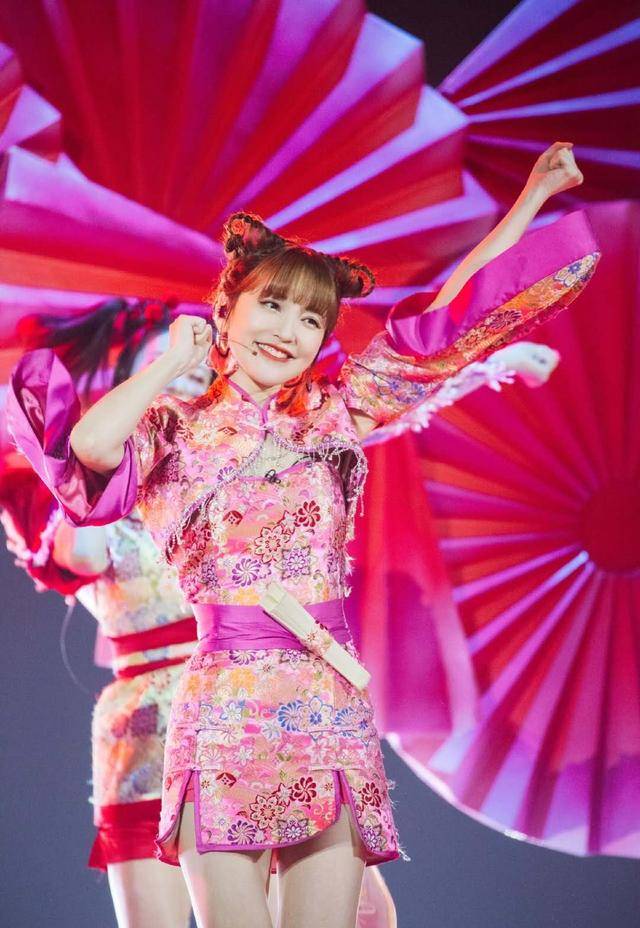 金莎甜美国风造型太抢眼,粉色旗袍勾勒好身材,还是那个甜妹_手机搜狐