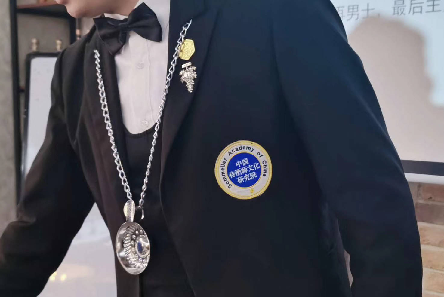 其实葡萄徽章有不同的颜色,用来区分侍酒师等级哦