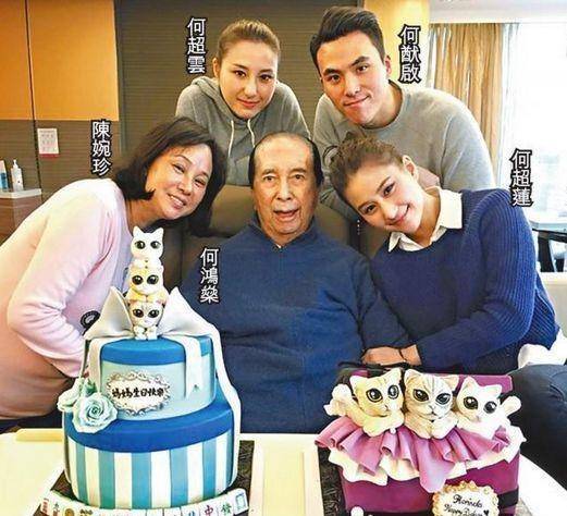 何猷启与何超莲是龙凤胎,今年29岁,他在2018年秘密迎娶"金融之花"齐娇