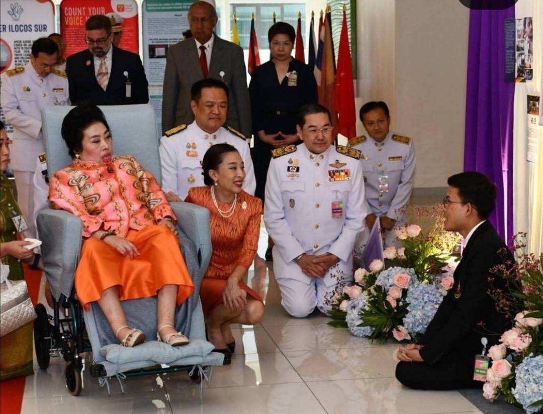 跪着和泰国公主合影图片