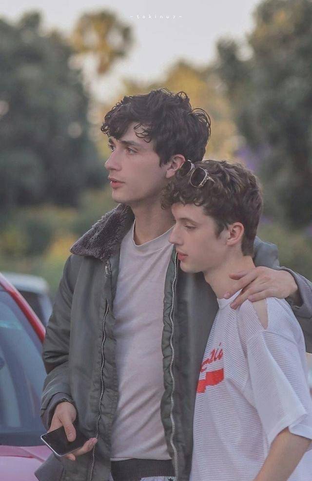 鼎鼎大名的戳爷和布布疑似分手,报道中的内容如此形容:"这对情侣最近