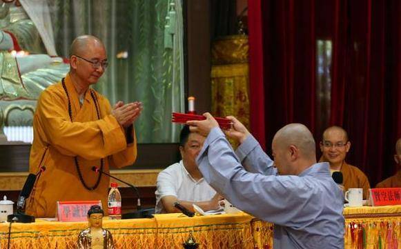 原创30位研究生组团剃头发,出家当和尚已经有6年了,他们过得怎么样