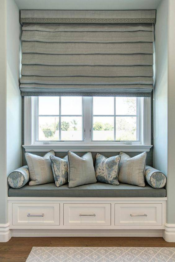 抱枕还有窗帘,以及窗套的设计造型,整体统一的风格设计,更能诠释飘窗