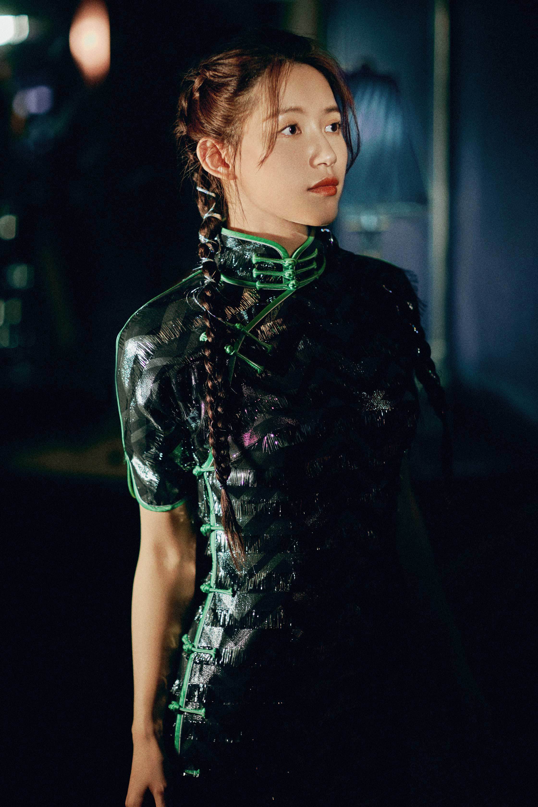 苏青民国造型曝光 复古流苏墨绿旗袍电影感绝美