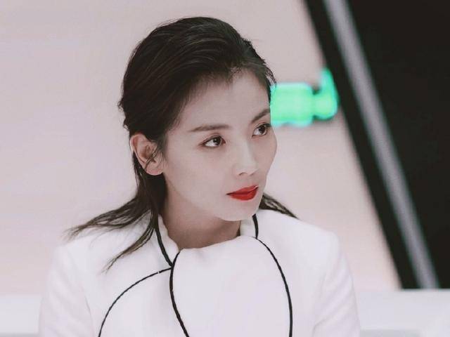 刘涛带儿女球场踢球,穿长裙高抬腿致扣子崩开,网友:注意点_王子京