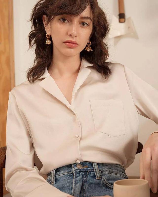 除了要会挑选适合自己的服装,还要学会挑选适合每一套搭配的耳环