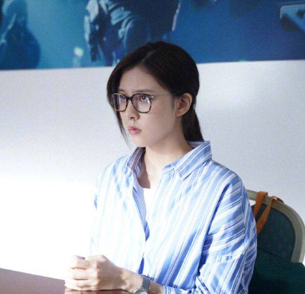 宋妍霏未免太自信,素颜出镜拍戏连粉底都不打,探班站姐都没认出