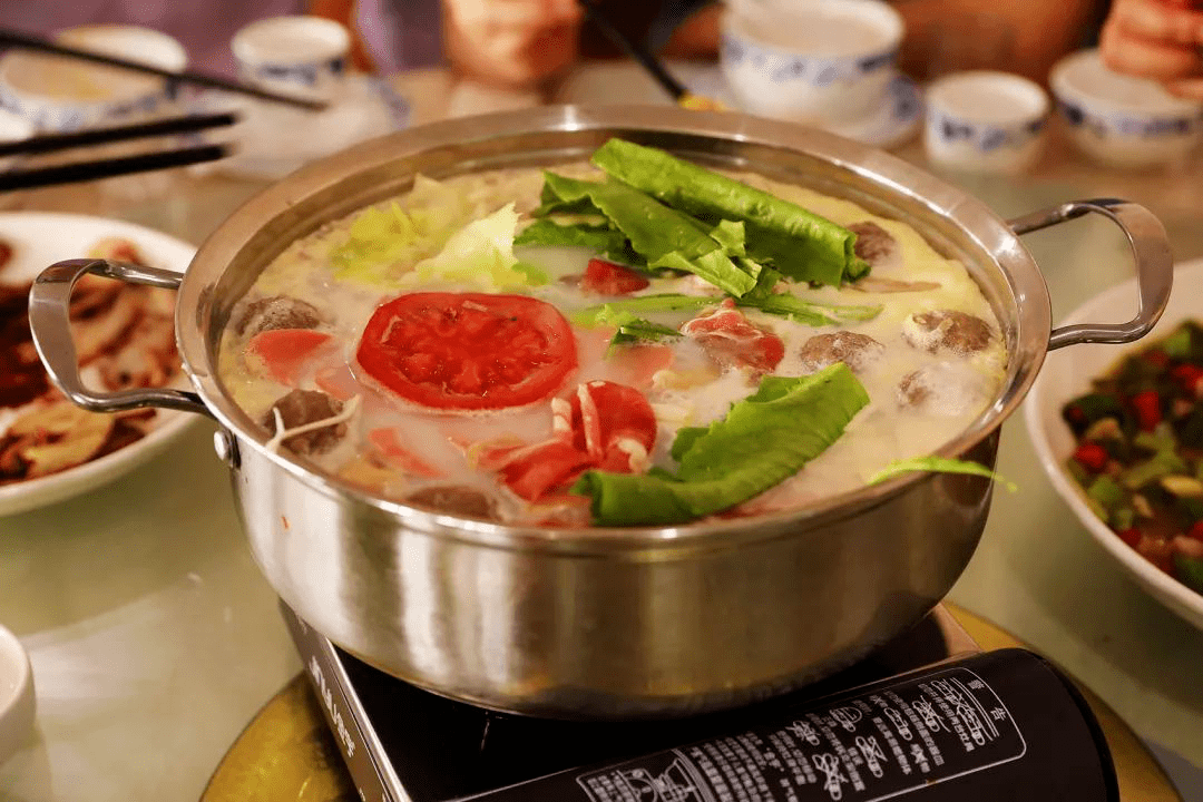 除了冰淇淋和奶糕,酸奶之外,这里能体验到独一无二的牛奶火锅!