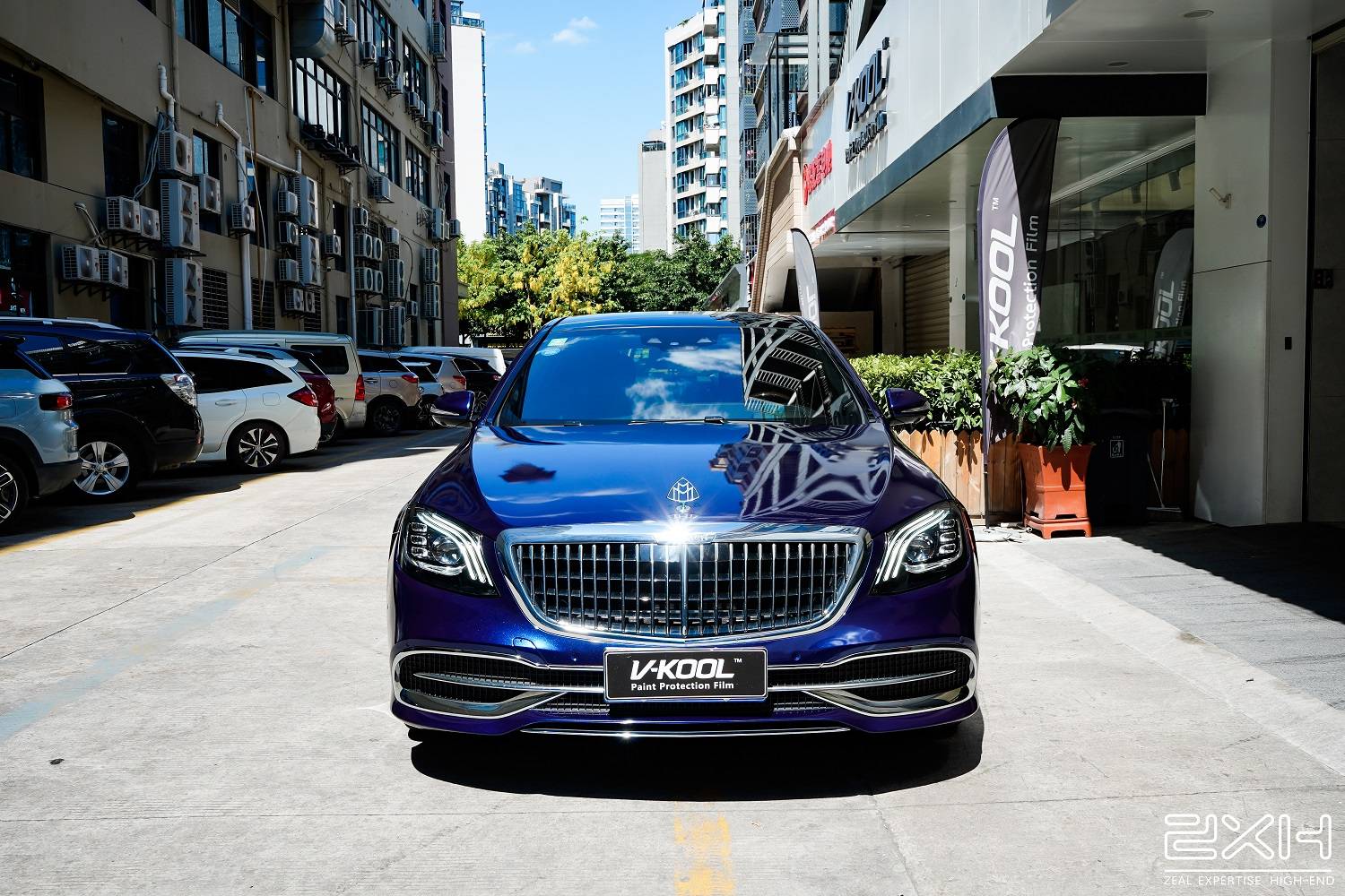 单手开迈巴赫海军蓝炸街