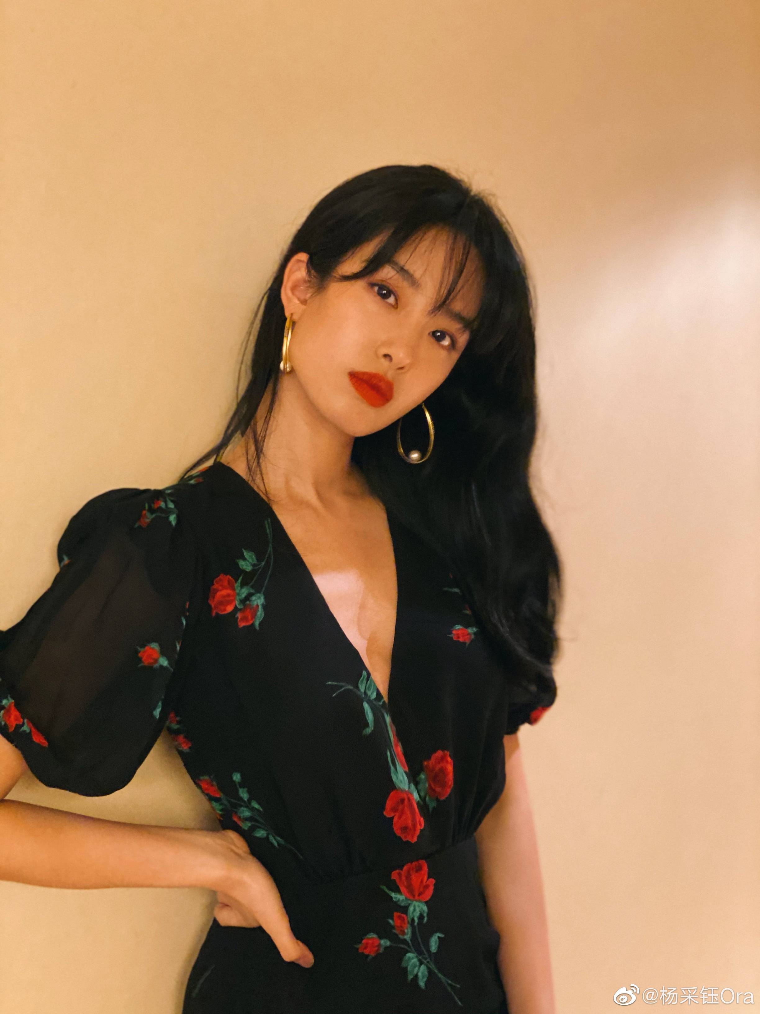 28岁杨采钰一袭红裙超惊艳,这个dior香氛大使,气质惊艳众人!