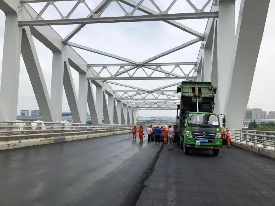 ers钢桥面铺装施工,满满的科技含量!