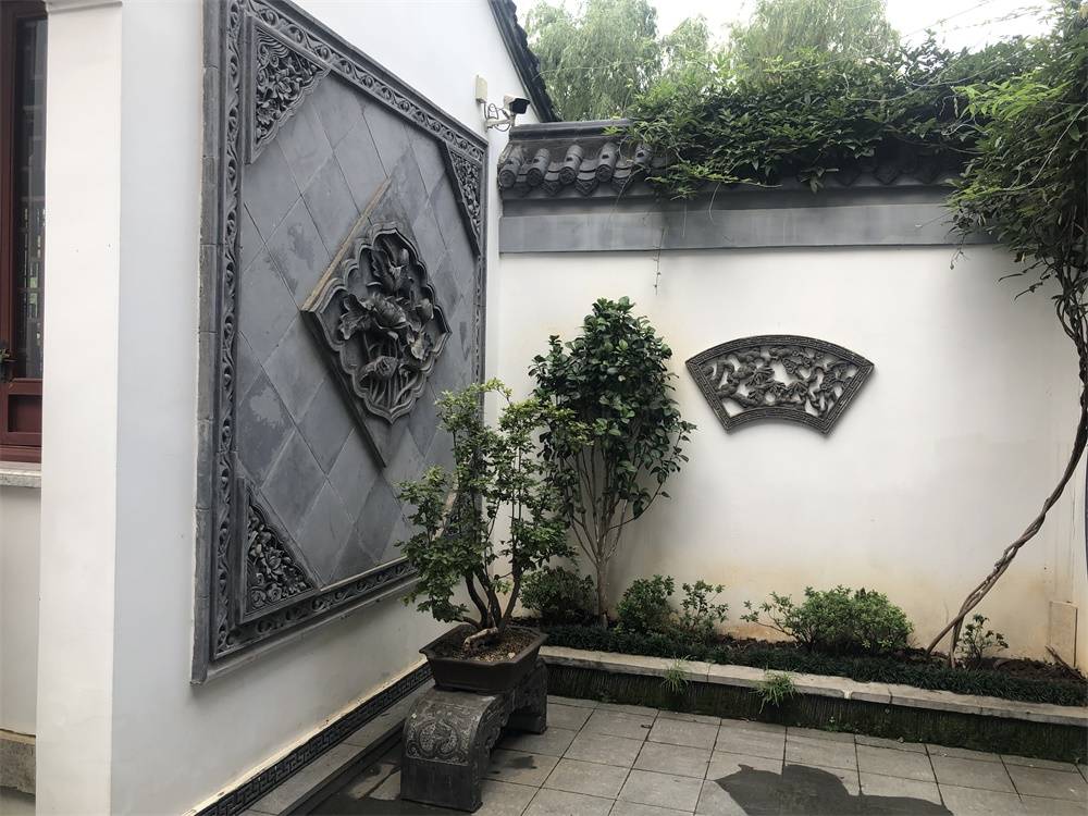 在农村建造这样的小合院既实用又美丽,家庭生活在温暖舒适的环境中.