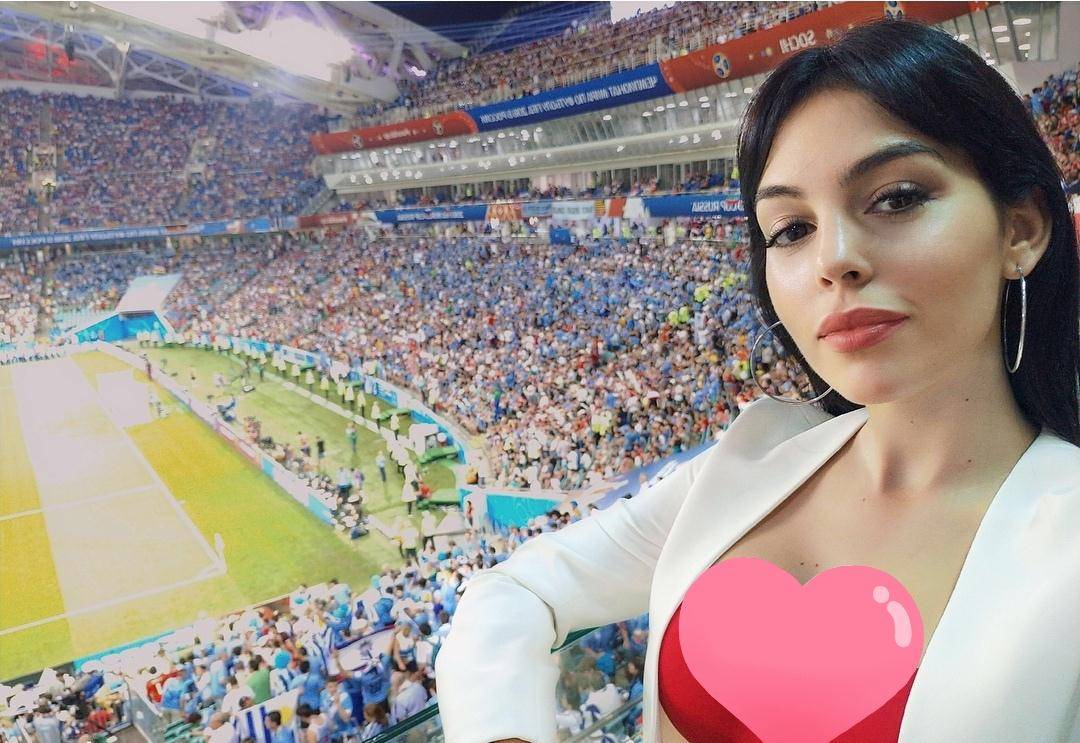 原创c罗女友乔治娜又高调亮相足球场,黑t搭配长靴好性感赢全场瞩目