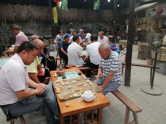 在安徽省濉溪县临涣镇,去茶馆喝茶不仅是人们消遣的去处,而且成为调解