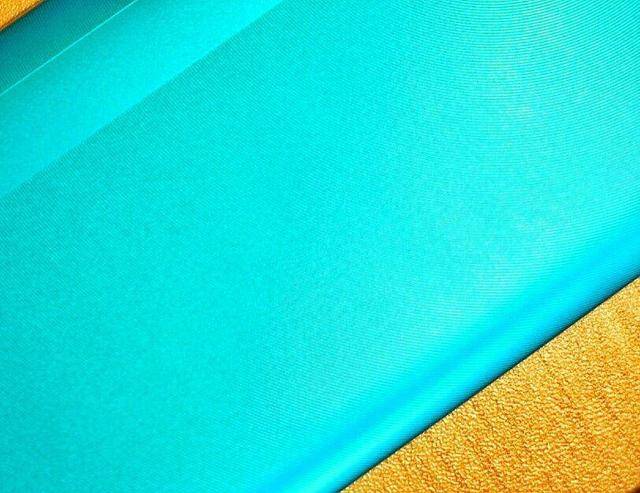 设计的独特主要体现在产品的背面,我这次拿到的是湖光绿,共有三个颜色