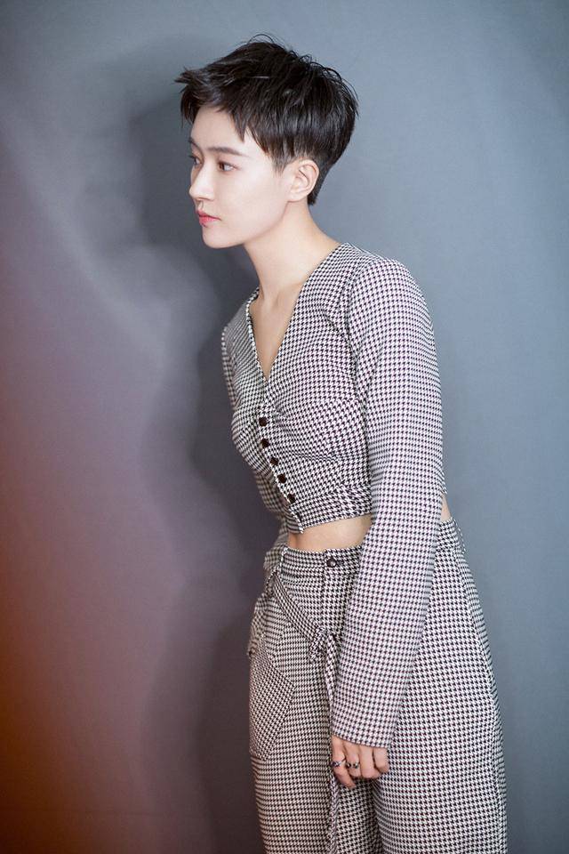 又被焦俊艳惊艳了!露背星光裙大秀好身材,性感迷人美出新高度