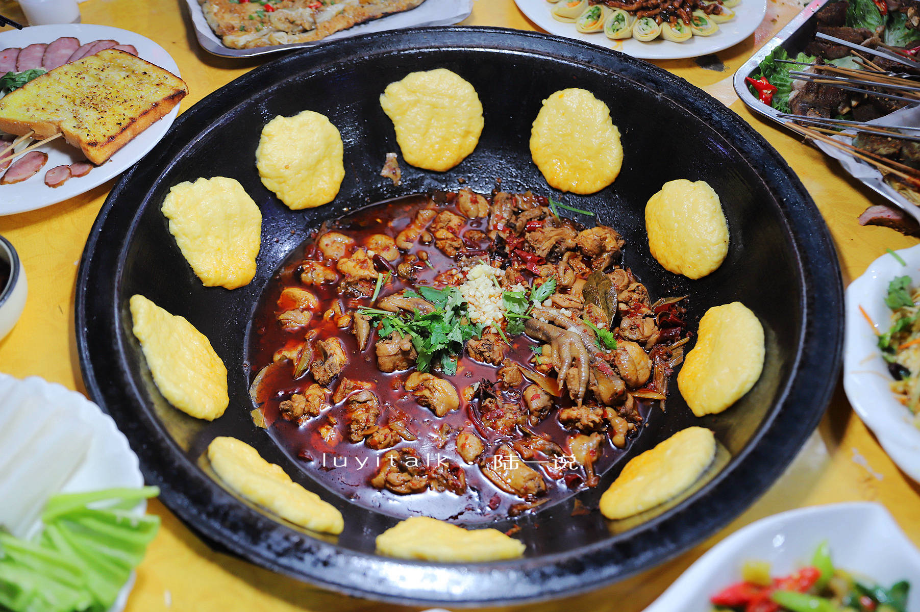 当然,除了铁锅炖菜,烧烤也是东北菜的扛把子.