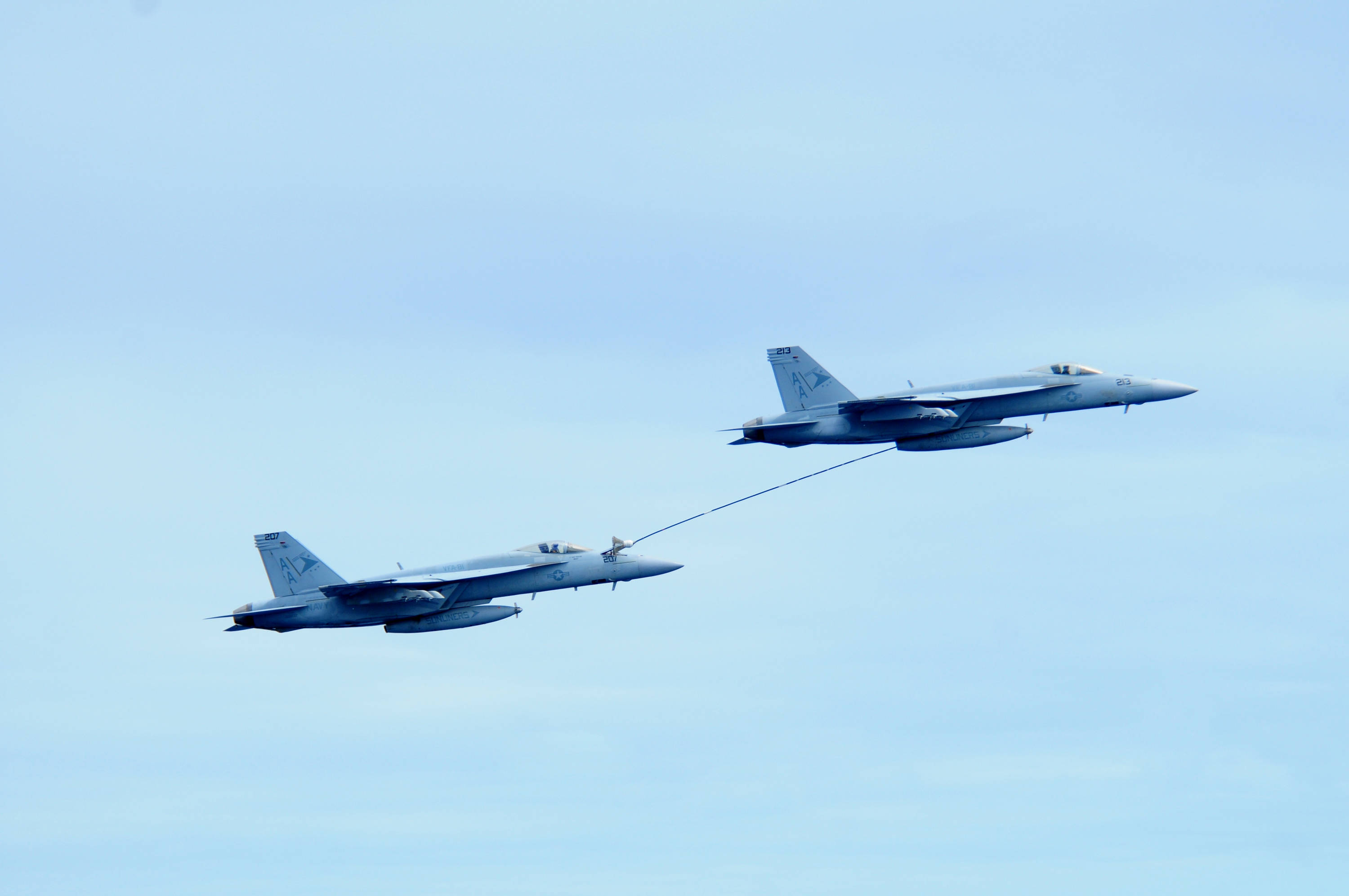原创歼15舰载机苦练夜间空中加油!虽有先天缺陷,却有举足轻重意义