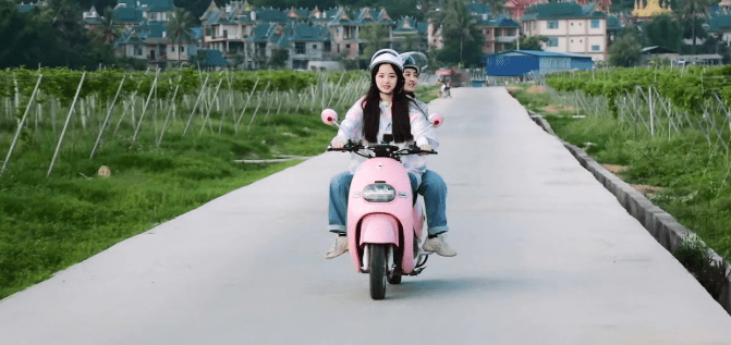 原创向往4对张子枫娜比多重视?俩人骑电瓶车出行,派一个车队尾随