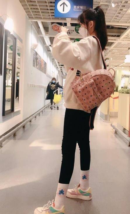 曲芷含这双初恋袜搭配上运动鞋,整个人真的是青春活力感满满,15岁就穿