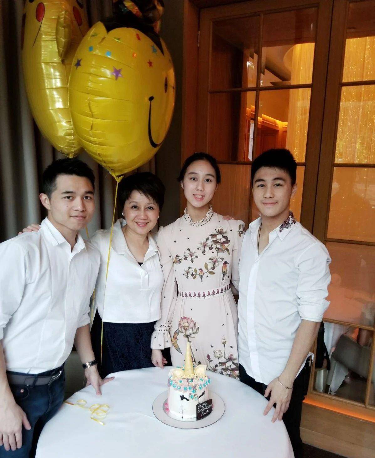 原创何猷君当爸后脸蛋明显变圆了,短发留长了,穿衣也没那么讲究了