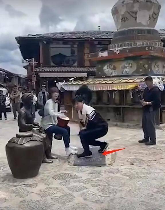 原创郭京飞王珞丹在景区录制节目时坐雕塑踩石碑引发网友热议