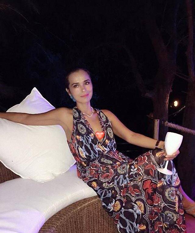 57岁韦唯为儿子庆生露面,穿红色紧身裙秀性感,发际线后移明显