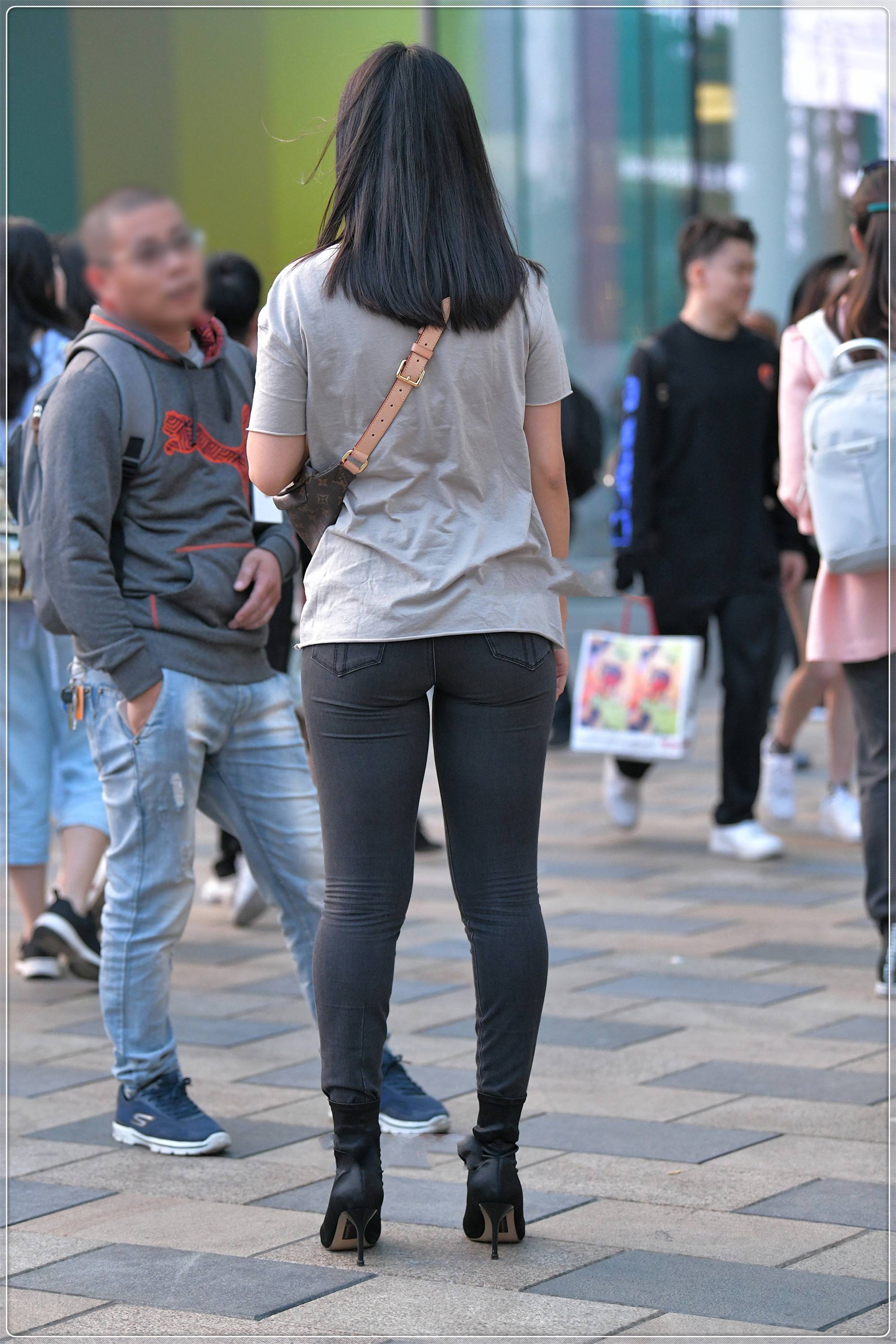 灰色棉麻短袖搭配黑色牛仔裤又a又飒帅气十足