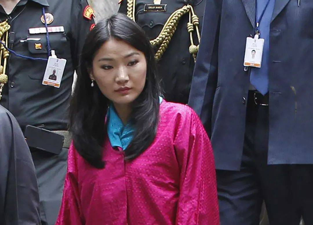 30岁不丹王后真情流露,介意丈夫宫外养美人,与国王牵手笑得苦涩