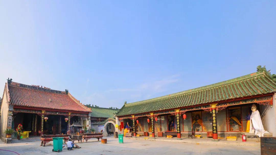 在中轴线两侧还建有阎王殿,森罗殿,泰山奶奶殿,姥姥殿.