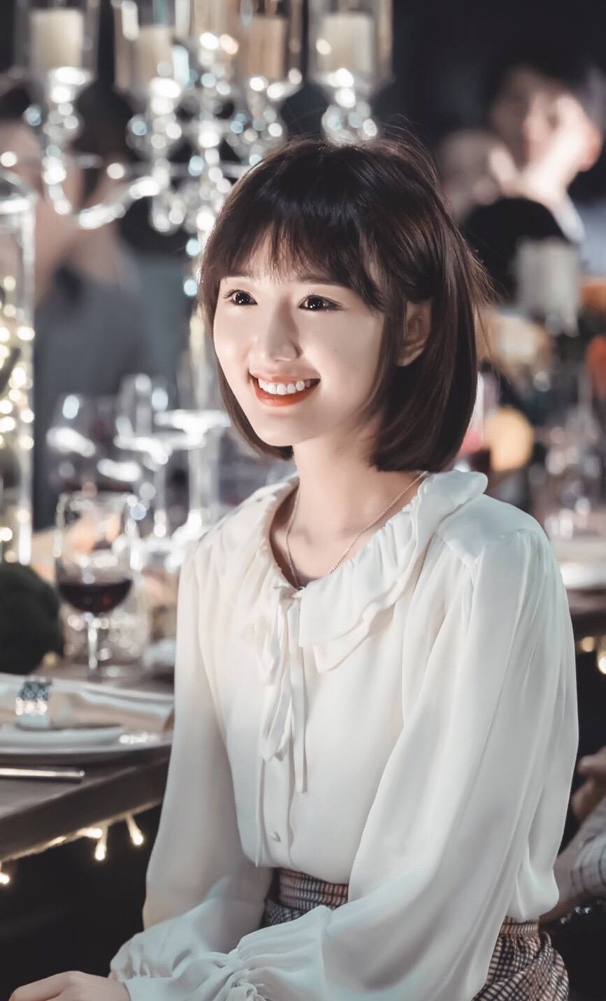 毛晓彤饰演的钟晓芹这个角色,一个上海本地女孩,不用愁吃喝,更不用愁