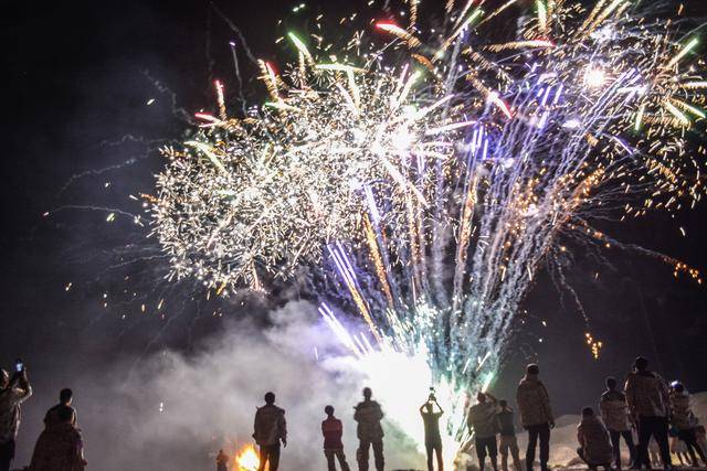 戈壁的烟花盛会