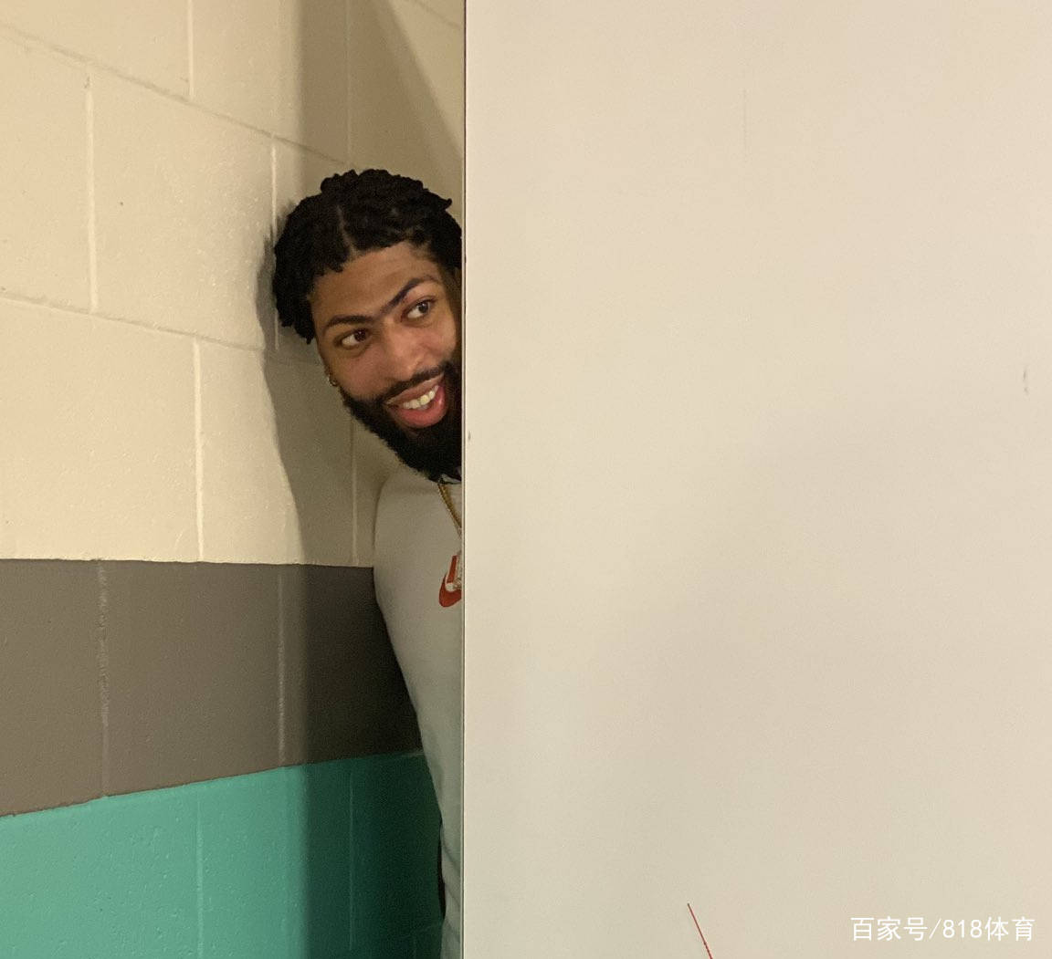 原创等不及了!詹皇赛后采访浓眉探头催促:快点死鬼,老詹赶紧结束采访