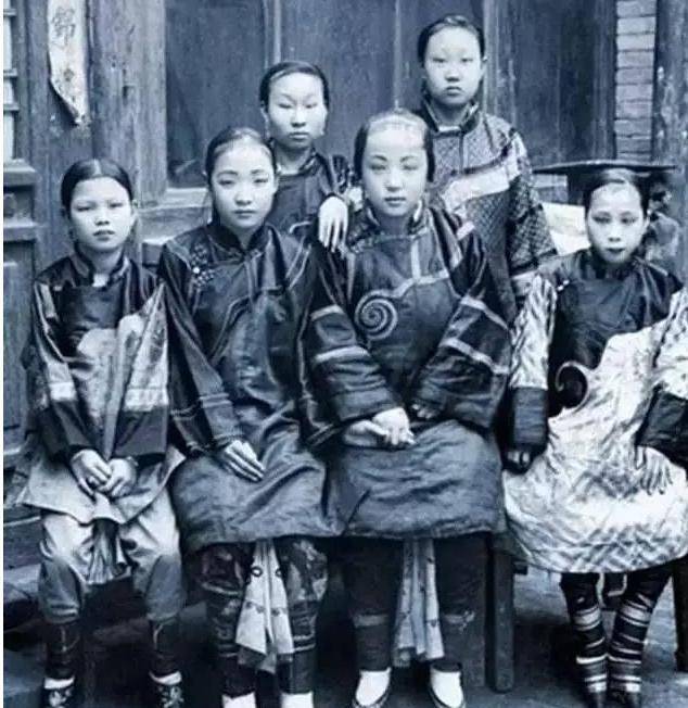 就能够安于室内,而且古人认为女子缠足后走路摇曳的姿态非常优美,而且