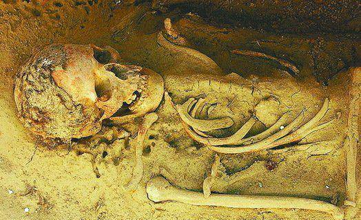 新疆挖出3米高巨人尸骨,装了满满一卡车_尸骸