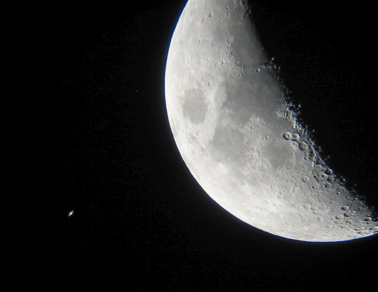 请定好您的闹钟周末晚上一起欣赏土星伴月天文景观
