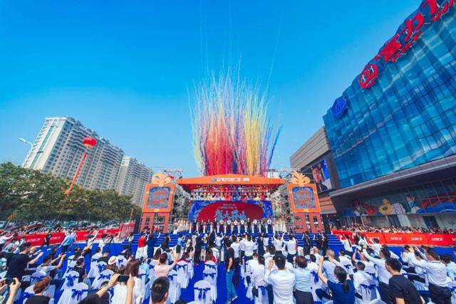 富力万达广场开幕仪式现场高朋满座,人潮如海,祥狮献瑞,鸣礼炮,放彩烟