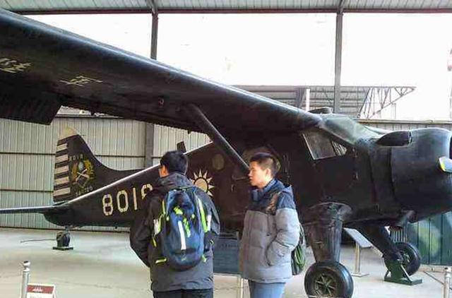 比如越南飞行员乔清陆因为不满黎笋的统治政策驾驶直升机投靠中国,而