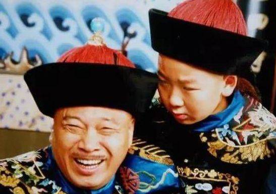 7岁就踏足影坛了,主演了《豆丁奇遇记》,《人小鬼大刘罗锅》,《少年大