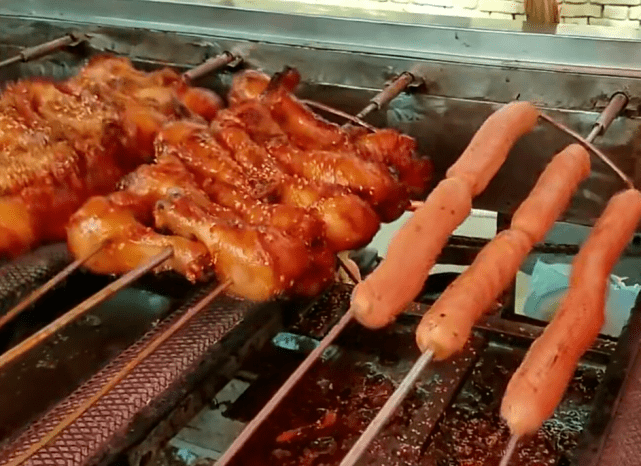 原创路边摊秘制鸡腿生意火爆,个个金黄酥脆鲜香美味,一个都吃不过瘾