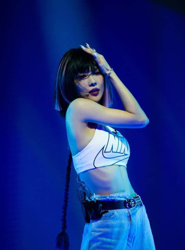 好看,也是因为她的造型,齐肩的短发加花朵发夹来点缀,更增加少女气息