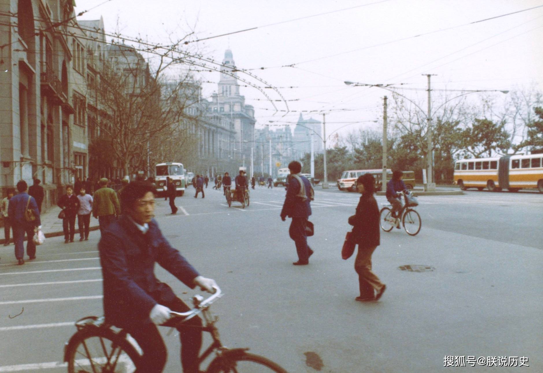 1981年的上海,罕见街拍老照片,这才是80年代生活