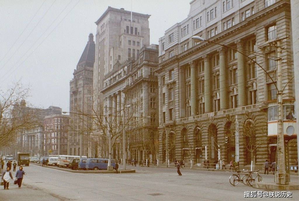1981年的上海,罕见街拍老照片,这才是80年代生活
