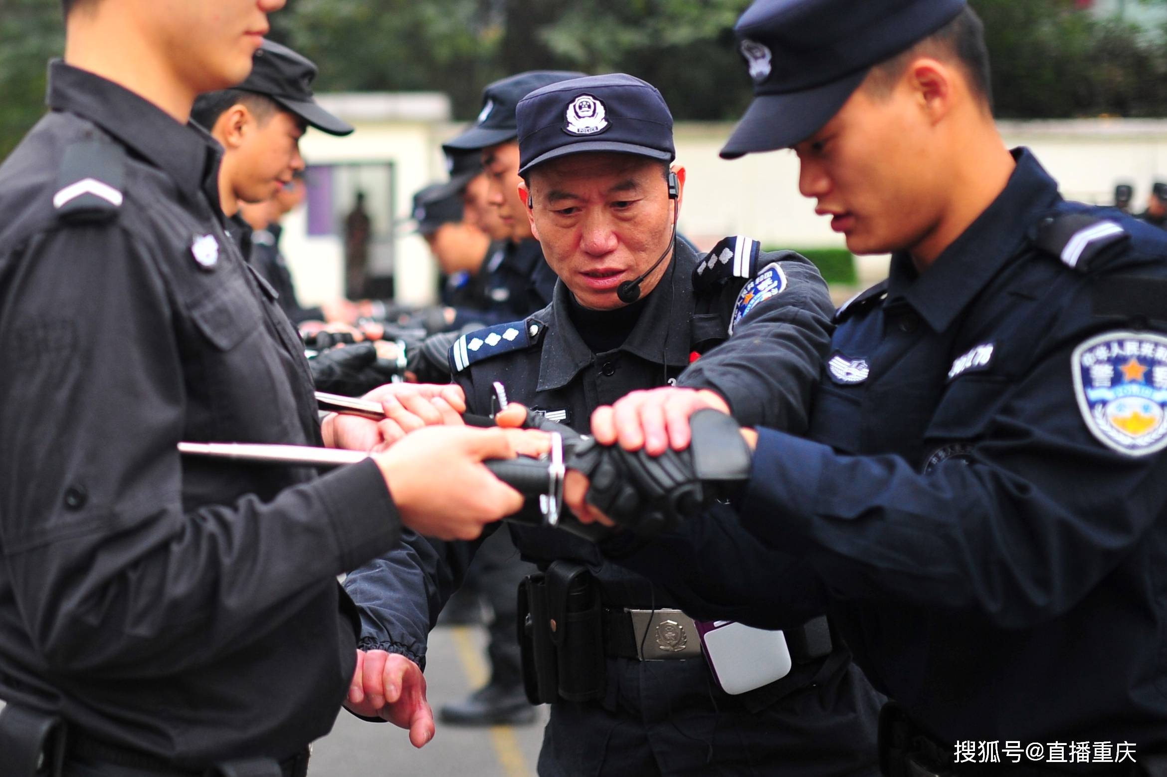 兵守国·警护城:一袭军装敬往日一身警服许明天 他们用铁血写就一生