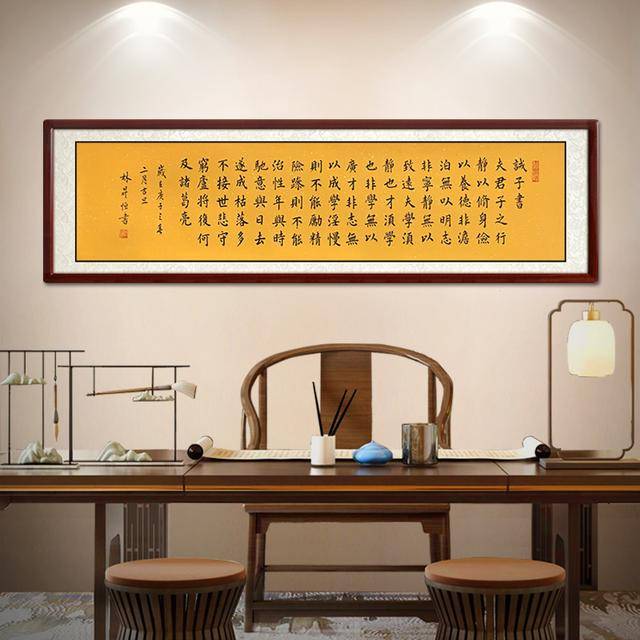 因此,在家里挂书法时,可以选择悬挂一幅古典的诗词书法作品,既不失