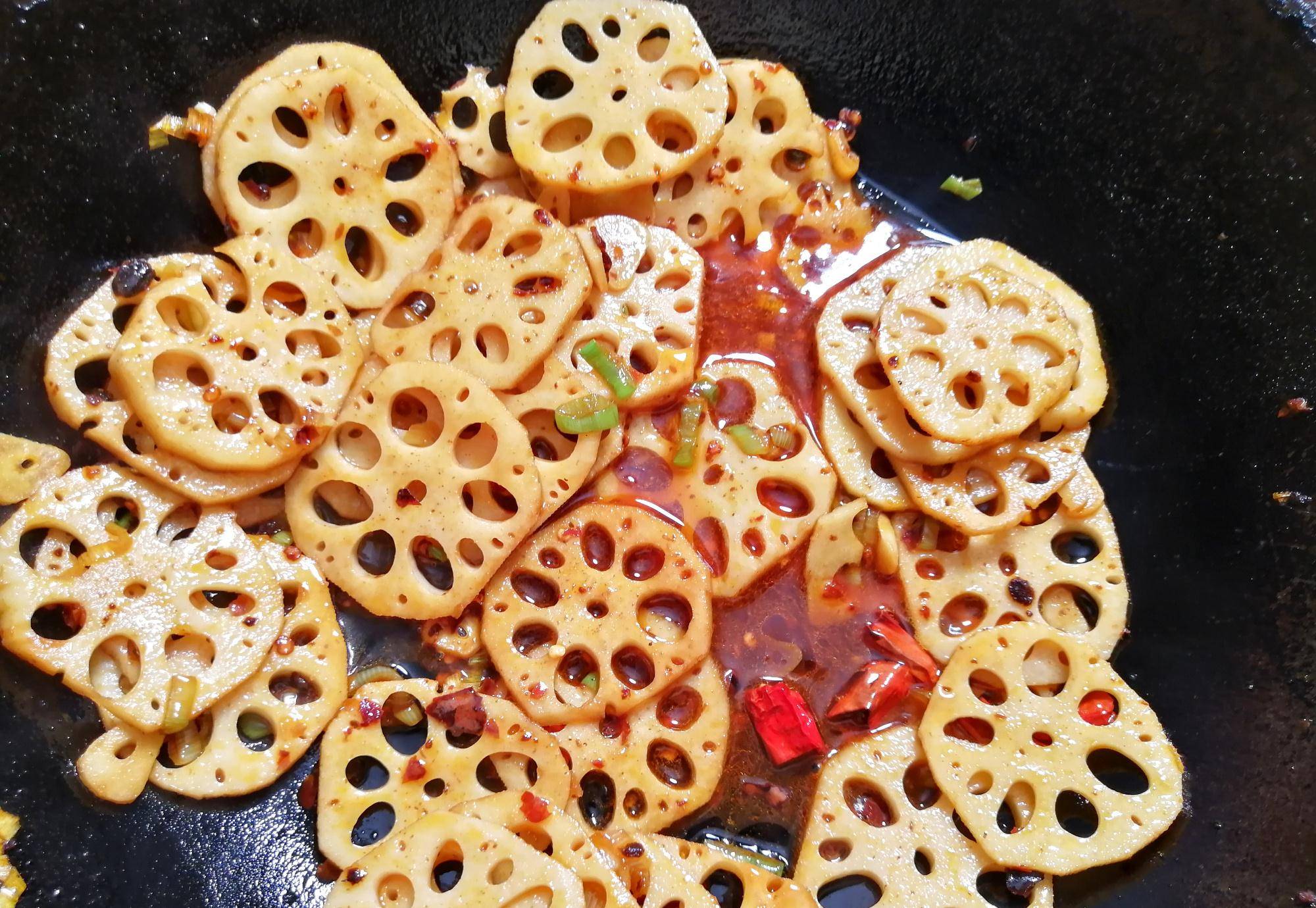 原创干锅藕片的家常做法,麻辣鲜香,清脆爽口,学会待客有面子