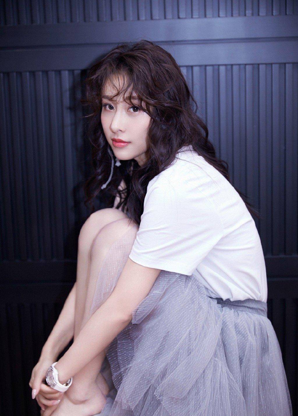 原创贾青很会穿,西装风开叉长裙配流苏腰封,秀长腿细腰气场太a了