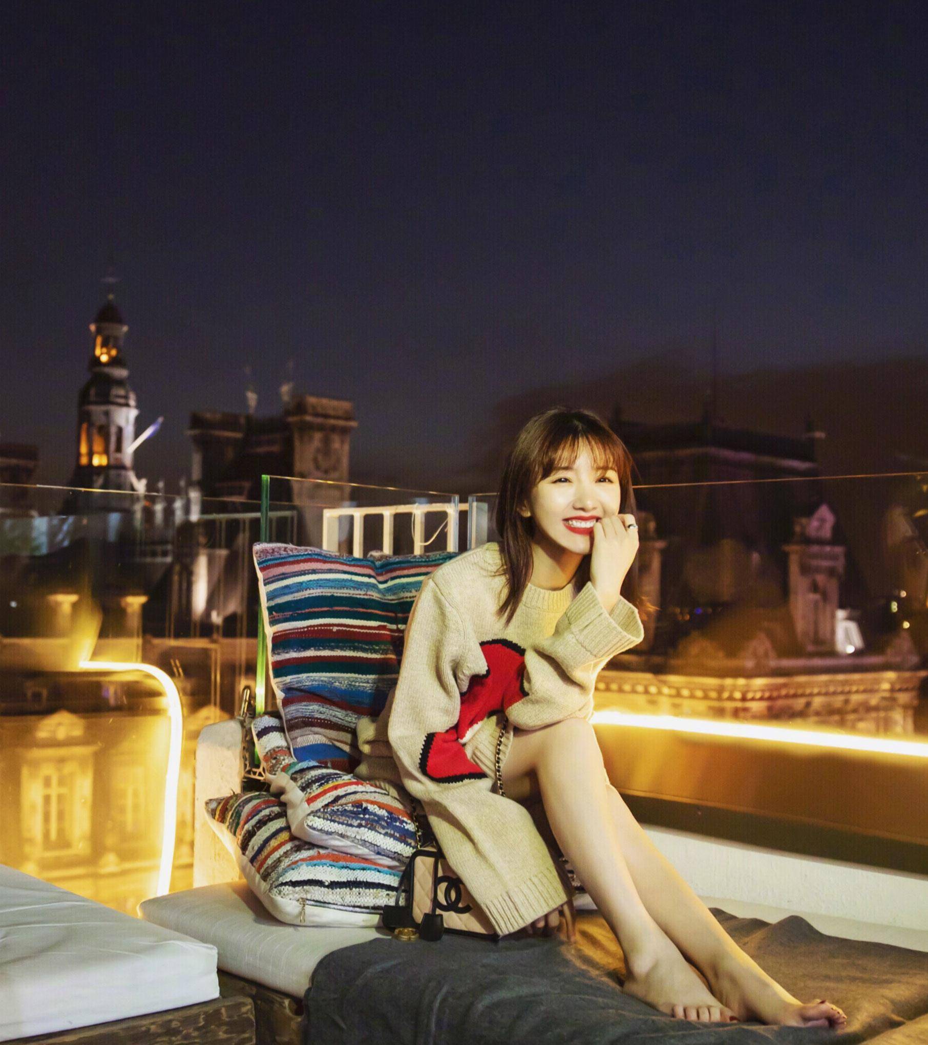 原创毛晓彤混搭玩得真好,娃娃领衬衣配紫色亮片包,甜美又有贵妇范