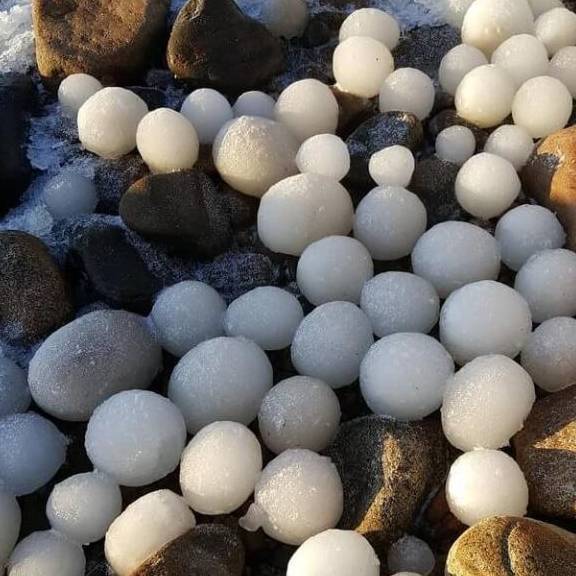 成千上万"冰蛋"冲上芬兰海滩,最大如足球!当地人:25年没见过_天气